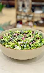 Bol de salade de brocolis aux canneberges et oignon rouge