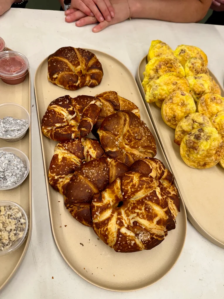 Plateaux de croissants bretzels et de muffins aux œufs, prêts à servir